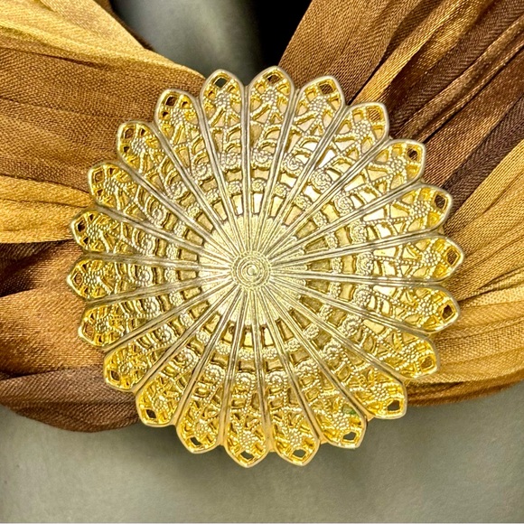 Vintage Gold Tone Filigree Scarf Clip - Picture 4 of 9